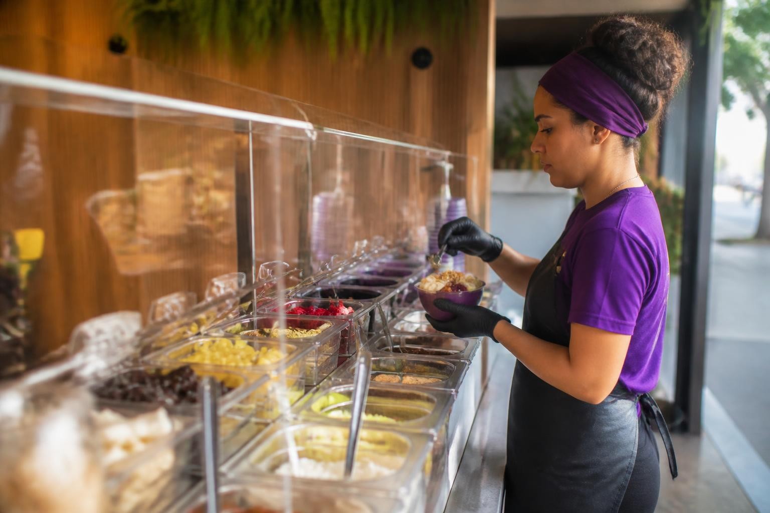 Copo de açaí montado com frutas e granola, fotografado de perto