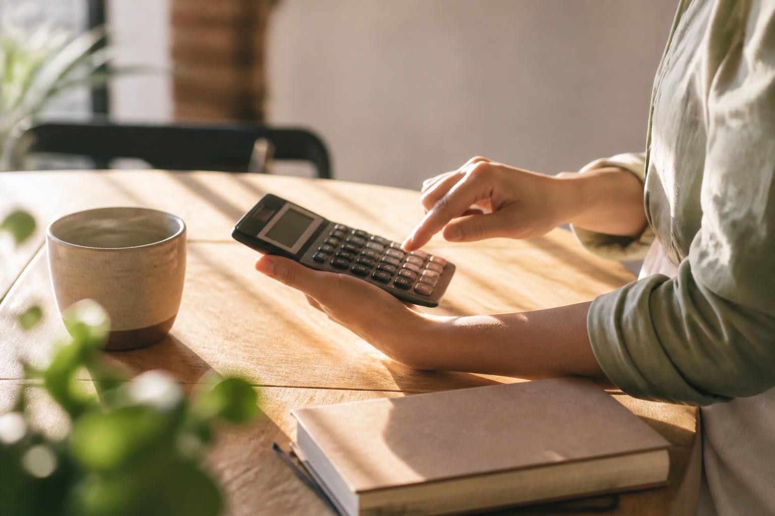 Comparação de custos entre contratar agência, freelancer ou usar um app