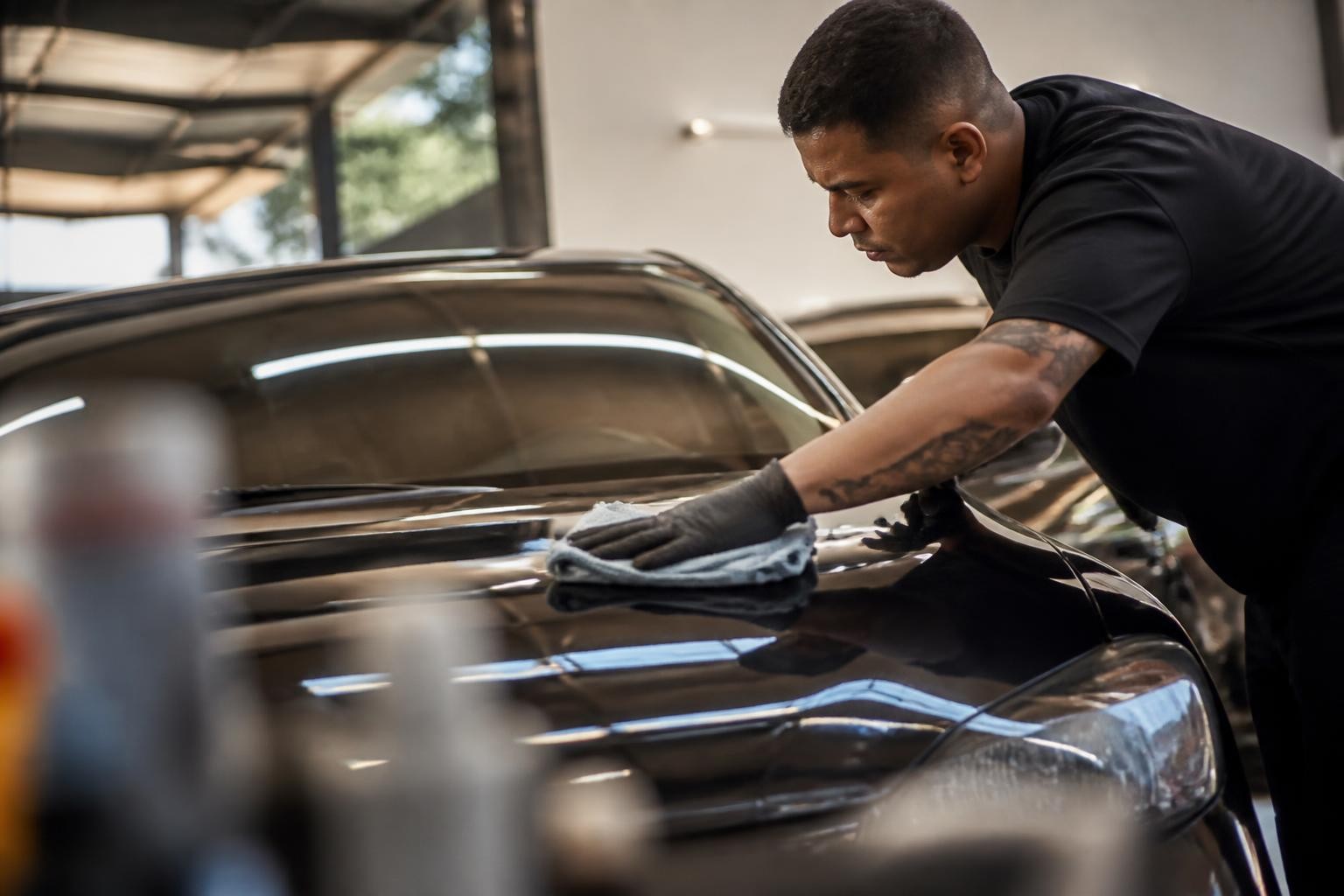 Post de estética automotiva com o antes e depois de um polimento