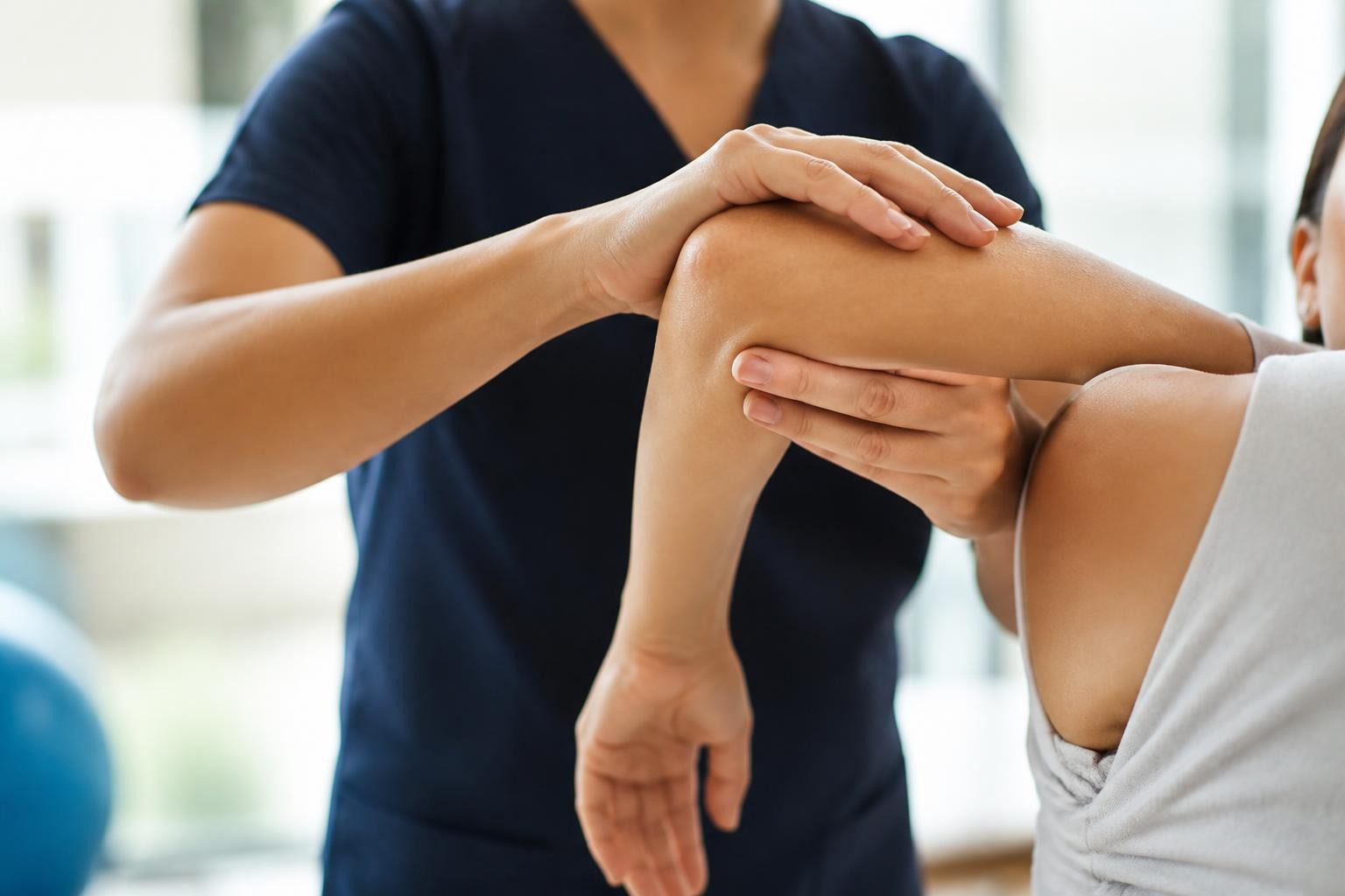 Fisioterapeuta orientando um exercício de mobilidade numa clínica