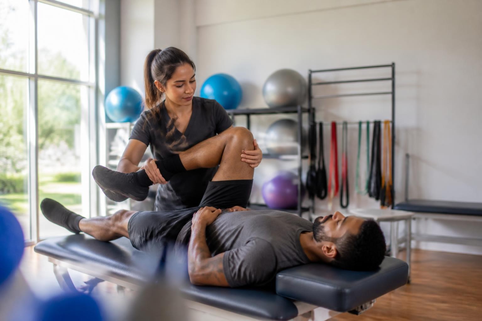 Post de fisioterapia criado pelo AutoPubli, mostrando exercício de reabilitação
