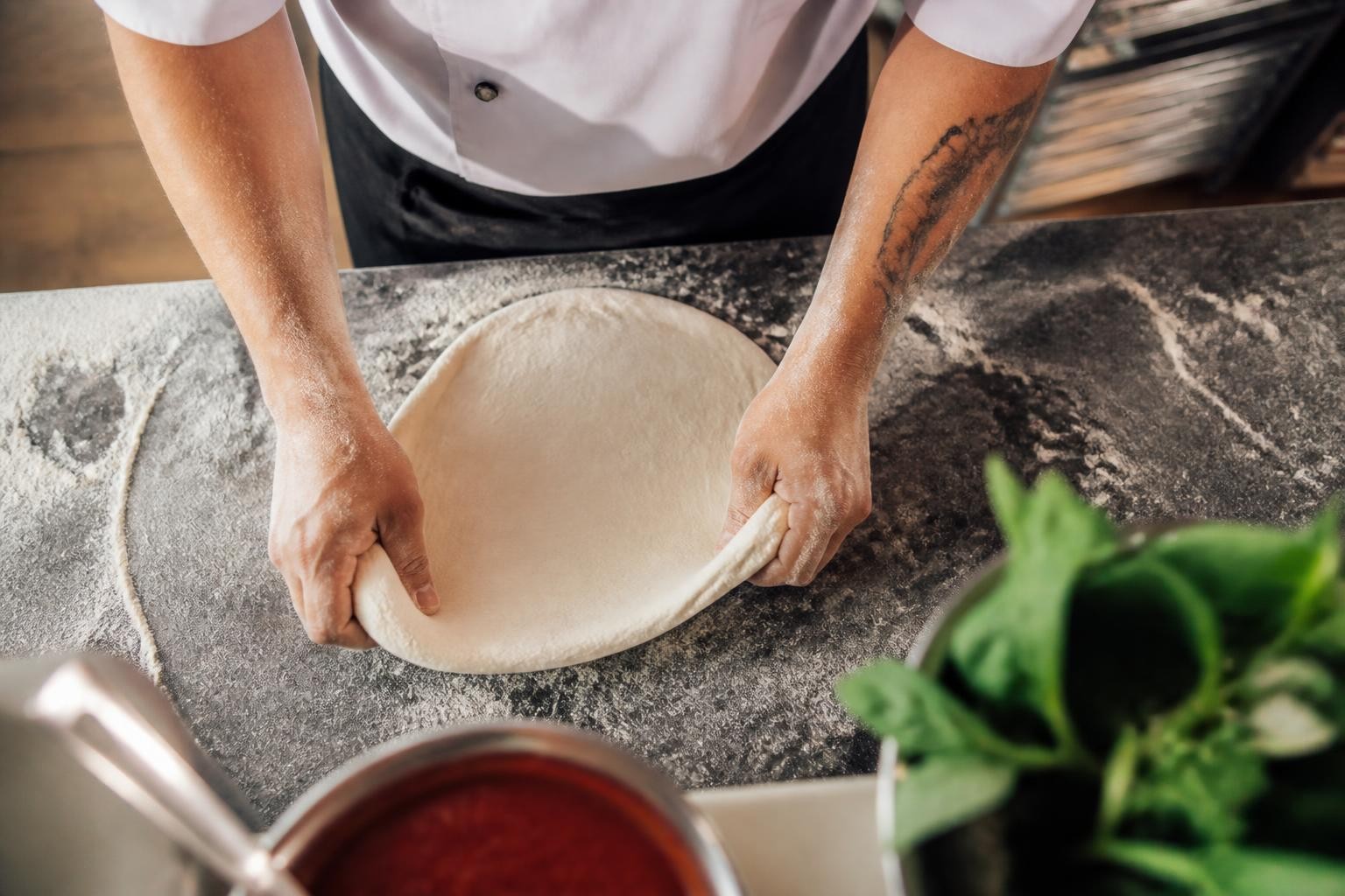 Pizza inteira fotografada de cima, saindo do forno